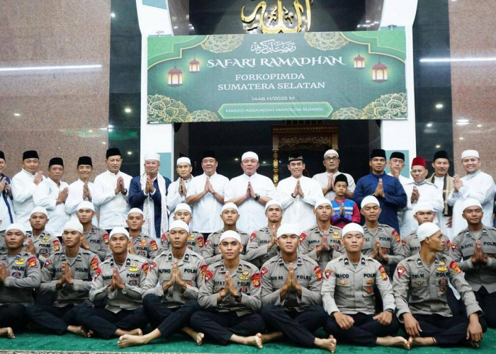 Gubernur Herman Deru dan Wagub Cik Ujang  Sholat Isya dan Tarawih di Masjid As-Sa'adah Mapolda Sumsel