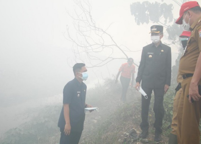 Gunung Sampah di TPA Sukawinatan Terbakar Lagi, Kembali Pakai Water Bombing