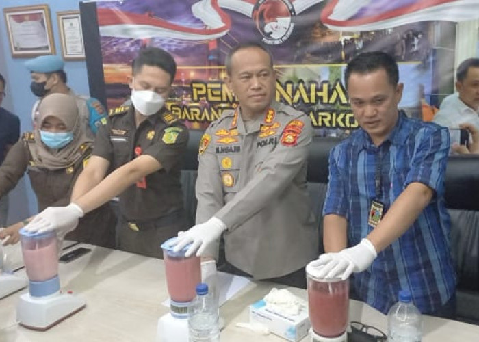 Polrestabes Palembang Musnahkan 2 Kilogram Sabu asal Malaysia dengan Cara Ini...