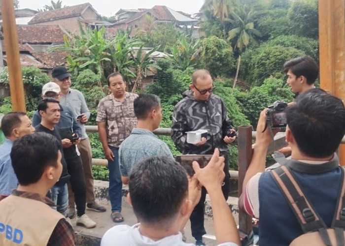 Tangkis Hoaks dan Mitigasi Banjir, Pemkab OKU Pasang Alat Deteksi Banjir dì Jembatan Ogan IV