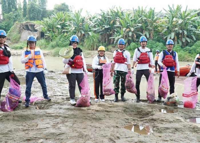 PTBA Gelar Susur Sungai, Angkut 1,56 Ton Sampah dari Sungai Enim.       