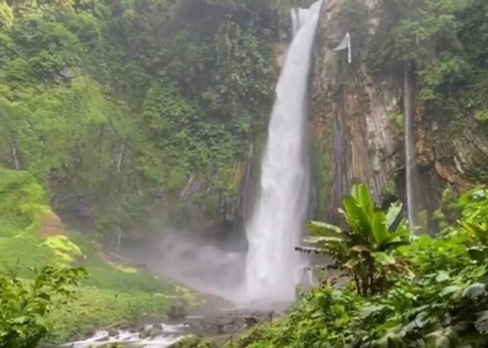 Keunikan Air Terjun Tri Sakti: Miliki Dua Sumber Mata Air dengan Suhu yang Berbeda