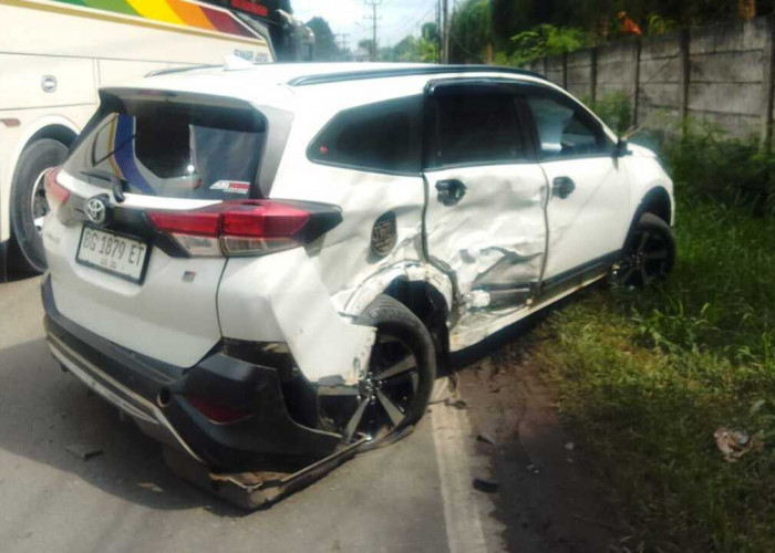 Hindari Jalan Rusak, Rush Putih Tabrak Rush Hitam