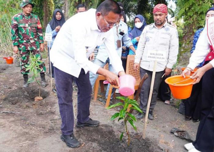 Peringati Hari Lingkungan Hidup Sedunia 2026, Pemkot Prabumulih Bagikan Bibit dan Gelar Aksi Tanam Pohon 