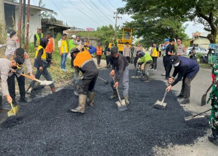 Beri Kenyamanan Bagi Pemudik, Polres OKU Tambal Jalan Berlubang di Jalinsum