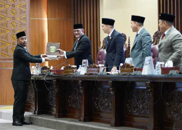 Sekda Sumsel Edward Candra Hadiri Rapat Paripurna DPRD, Fraksi-Fraksi Beri Masukan atas Pengelolaan APBD 2024