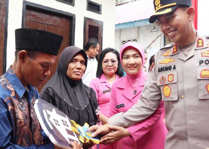 Ahmad Mawardi Terharu Terima Kunci Rumah Baru Dari Polres Mura