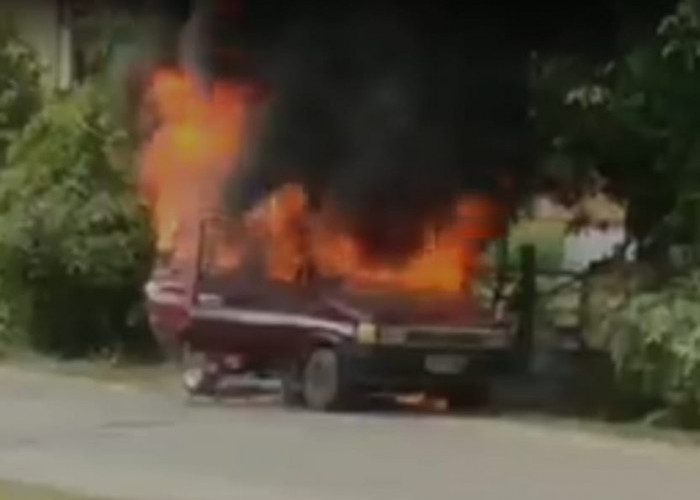 Mobil Terbakar di Pinggir Jalan, Ini Kondisi Sang Pengemudi...