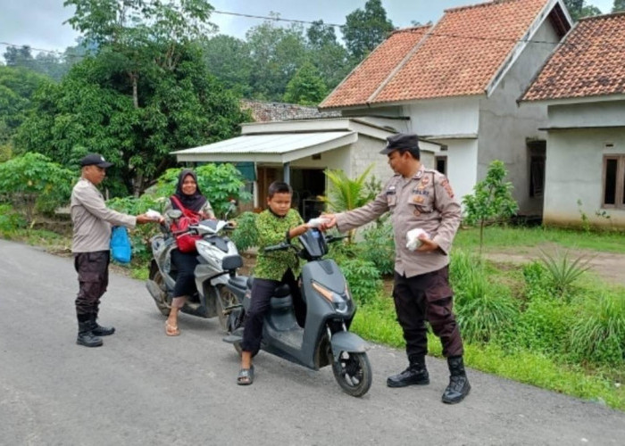 Jumat Berkah Bagikan Makanan Bergizi