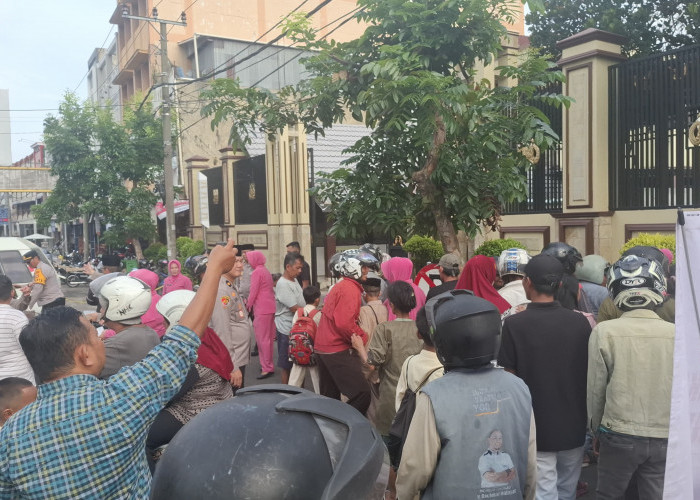 100 Paket Ludes 5 Menit! Ibu Bhayangkari Polres Lubuklinggau Tebar Takjil di Depan Mapolres 