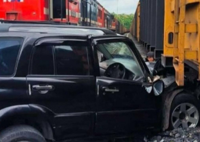 Kendaraan korban rusak berat akibat menabrak babaranjang Belajar Bemobil, Sarkum Justru Nabrak Babaranjang