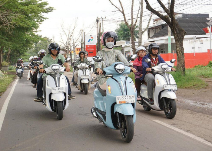 Grand Filano Hybrid Tampil Stylish Melintasi Jembatan Ampera sembari Berbagi Kebaikan di Bulan Ramadhan