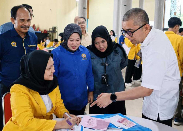 Pastikan Pelayanan Optimal, Rektor UNSRI Pantau Langsung Registrasi Mahasiswa Baru
