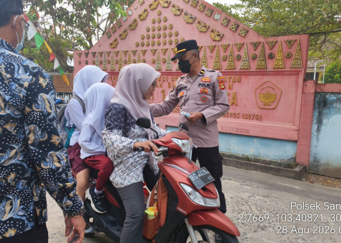 Cegah Dampak Asap Karhutla, Polsek Sanga Desa Bagikan Masker kepada Siswa SMAN 1 Sanga Desa