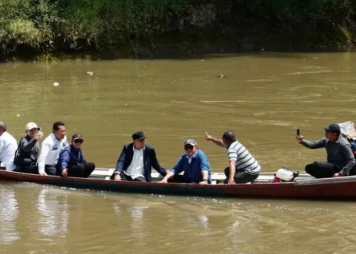 Arungi Sungai, Gubernur Sumsel Tinjau Pembangunan Jembatan Gantung di Banuayu