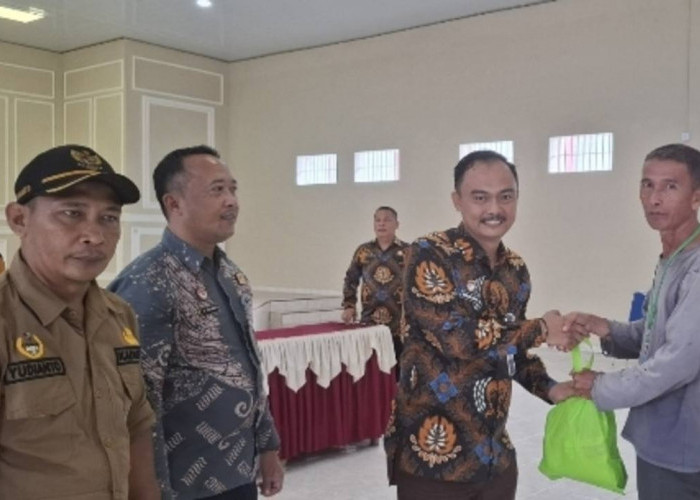 Lapas Muara Enim Berikan Bansos Bagi Keluarga Warga Binaan dan Masyarakat Sekitar Lapas