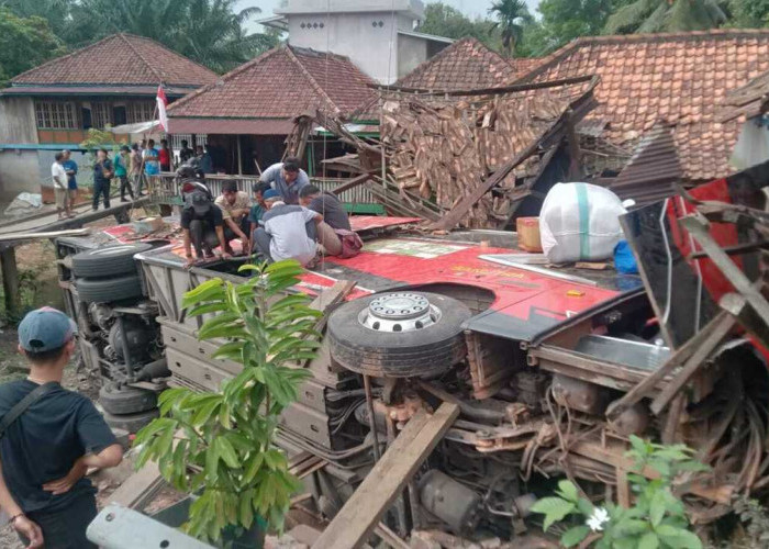 Bus Sinar Dempo Terjun ke Jurang, Seruduk Rumah Warga Hingga Hancur 25 Penumpang Selamat