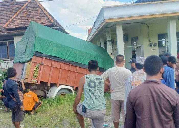 Truk Bermuatan Beras Tabrak Masjid Al-Ikhlas di Simpang Muara Meranjat Ogan Ilir
