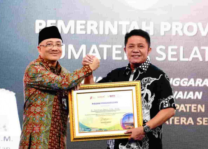 Pembina Penyelenggaraan Layanan Kepegawaian Terbaik, Gubernur Deru Terima Penghargaan BKN Award 