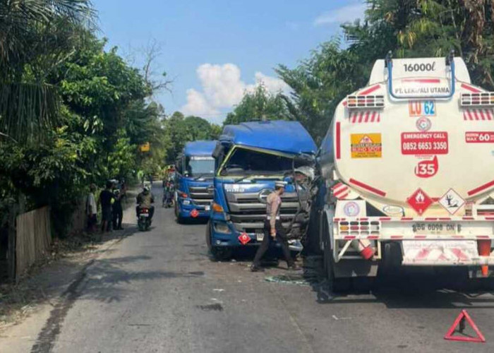 Sopir Diduga Lalai, Dua Truk Tangki Adu Banteng 