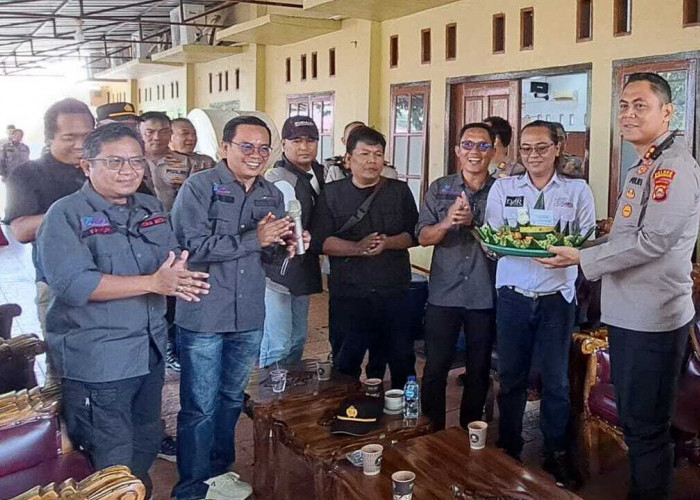 HUT Bhayangkara ke-79, SMSI Prabumulih Beri Tumpeng pada Kapolres 