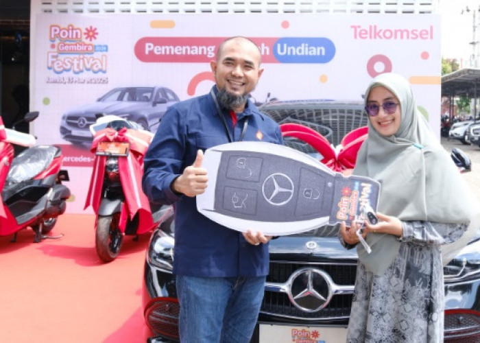 Pelanggan 13 Tahun, Guru SMPN 11 Muaro Jambi Raih Mercedes-Benz C200 dari Telkomsel Poin Gembira Festival     