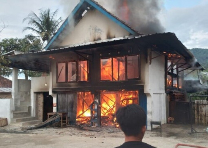 Nekat Terobos Kobaran Api dan Asap Demi Selamatkan Anak yang Sedang Tertidur