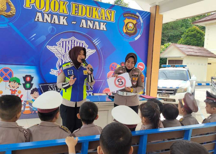 Dikunjungi Puluhan Murid TK, Satlantas Prabumulih Beri Edukasi Lalu Lintas dan Pengenalan Polisi kepada Anak U