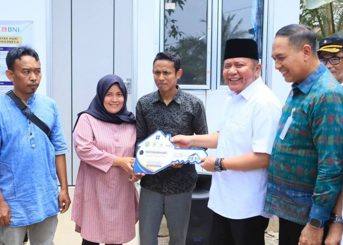 Gubernur Herman Deru Hadirkan Kebahagiaan, Warga Gandus Terima Bantuan Rumah Layak Huni
