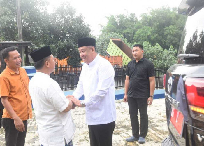 Pulang Kampung, Wagub  Cik Ujang Salat Jumat di Desa Lebak Budi Lahat