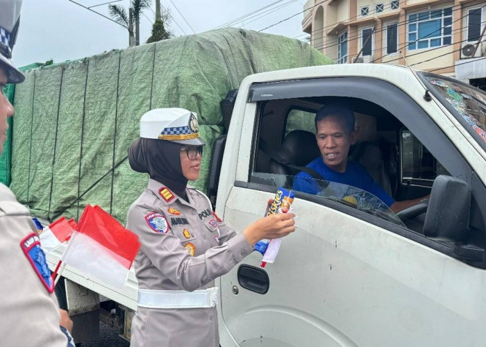 Sambut HUT RI ke-80, Satlantas Prabumulih Bagikan Bendera, Biskuit dan Edukasi Pengendara