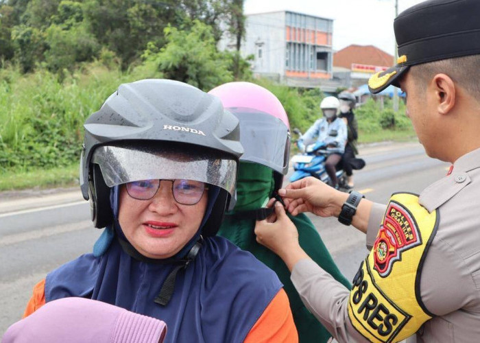 Dalam Rangka Apa Ya Polres Ogan Ilir Bagikan Helm SNI Kepada Pengendara