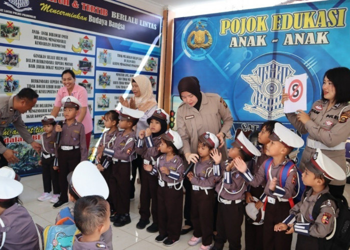 Satlantas Polres Prabumulih Kenalkan Tertib Lalu Lintas Sejak Dini Melalui Program Polsanak di TK Kemala Bhaya
