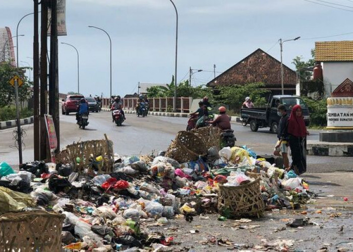 Waduh, Tumpukan Sampah Berserakan Hingga ke Badan Jalan