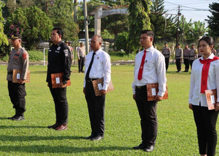 Kapolres OKI Beri Penghargan Bagi Anggotanya Yang Berhasil Ungkap Kasus Asusila Hingga Inovatif Bangun Gedung 