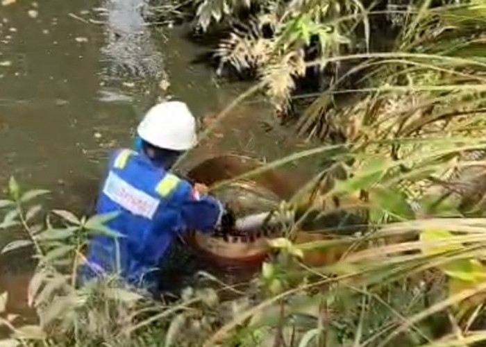 Diduga Tumpahan Minyak Tangki Penyimpanan PT SRMD Cemari Sungai dan Sumur Warga di Muratara