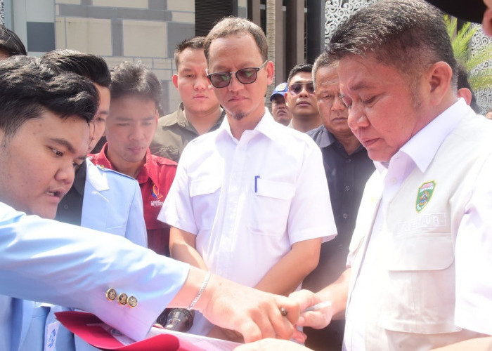 Herman Deru Temui Langsung Demo Mahasiswa UIN Raden Fatah, Respons Cepat Tuntutan Jalan, Kesehatan, dan Pendid