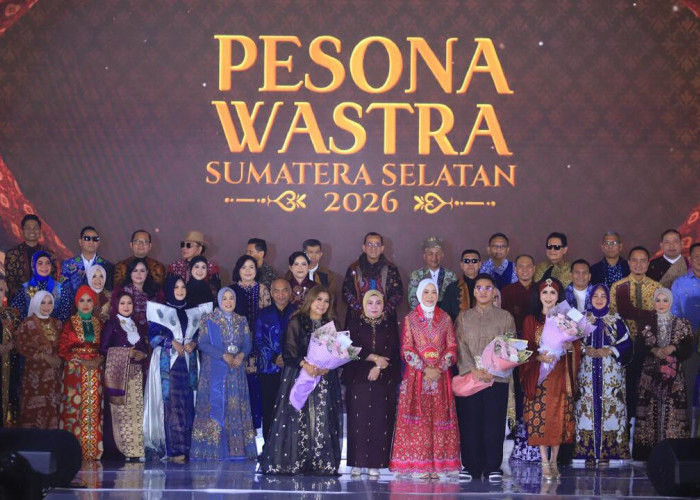 Ketua Dekranasda Feby Deru Tampilkan Inovasi Batik Sembagi dan Sulam Mudawaroh di Fashion Show Wastra Sumsel 