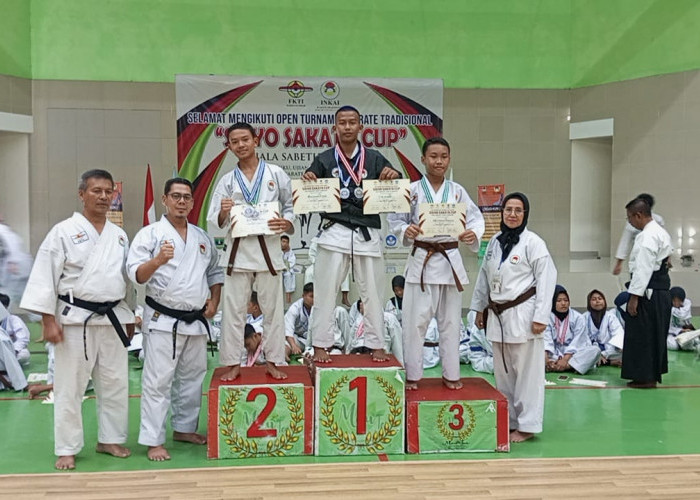 Atlet Sumsel Borong Piala Open Turnamen Karate Tradisional 