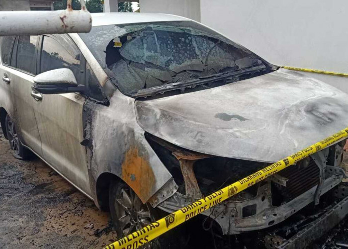 Heboh !!! Mobil Advokat di Prabumulih Terbakar