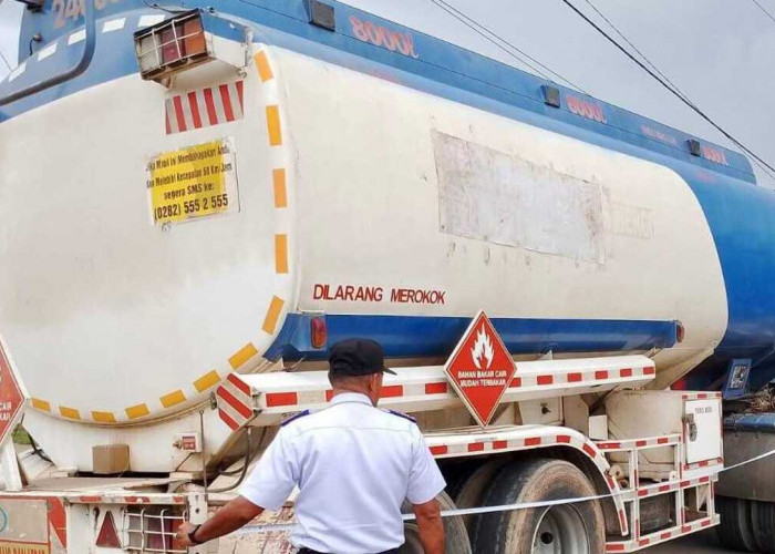 Tim Gabungan Tertibkan Kendaraan Over Tonase di Ruas Jalan Sungai Lilin - Keluang