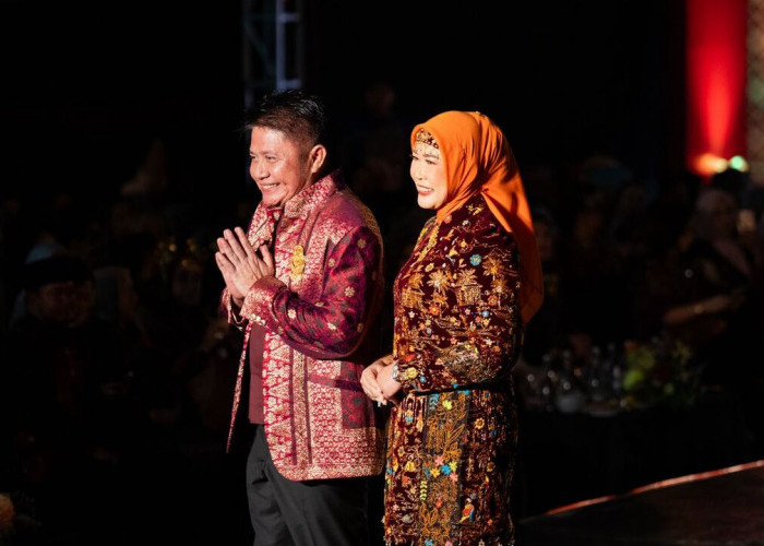 Herman Deru Tampil Memukau di Swarna Songket Nusantara 2025 dengan Songket Bunga Cina