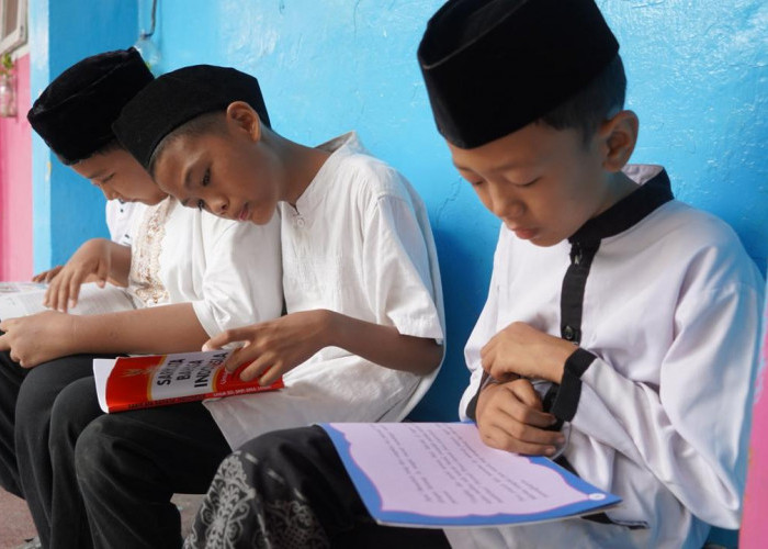Dukung Pendidikan Inklusif dan Berkelanjutan, PTBA Salurkan Beasiswa Ayo Sekolah