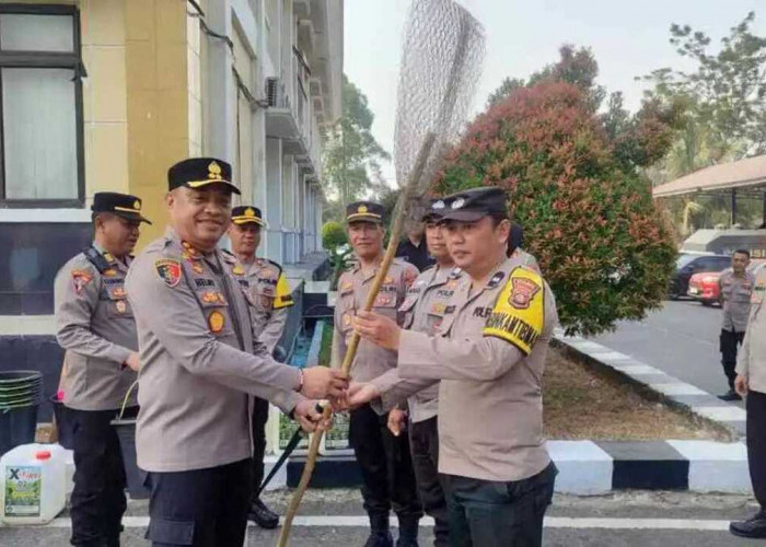 Kapolres OKU Serahkan Bantuan Alat Pemadam Api X FIRE Kepada Personel Dan Bhabinkamtibmas