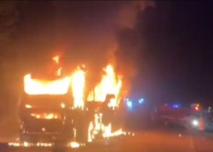 Bus Jakarta–Padang Terbakar di Jalintim Muba, 38 Penumpang Lolos dari Maut