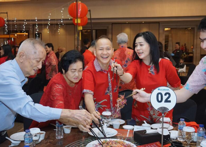 Rayakan Tahun Baru Imlek dengan Tradisi Yu Sheng di Wyndham Opi Hotel Palembang