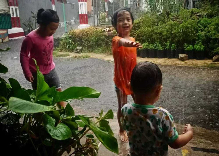 Anak Anda Senang Mandi Hujan? Jangan Dilarang Ini Manfaat Mandi Hujan
