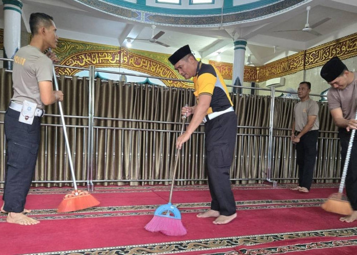 Sambut Ramadhan 1446 H : Satlantas Polres Lubuklinggau Bersih-Bersih Masjid dan Bagikan Sembako 