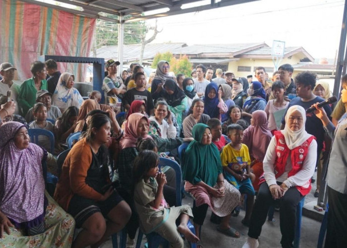 Bantu Warga Terdampak Kebakaran, Anggota DPD RI Ratu Tenny Leriva Salurkan Bantuan di Kelurahan 1 Ulu