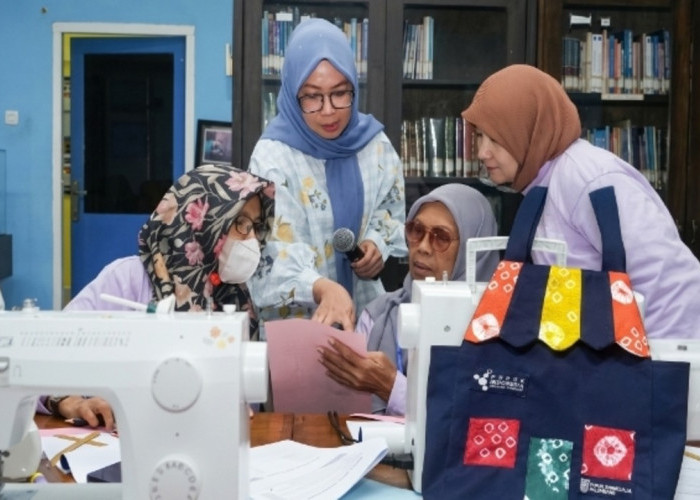 Pusri Wujudkan Ekonomi Sirkular, Melalui Pelatihan Menjahit Kampung Sehat